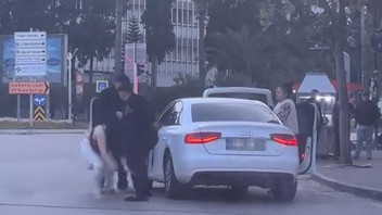 Otomobildeki kadını yaka paça indirip yola attılar