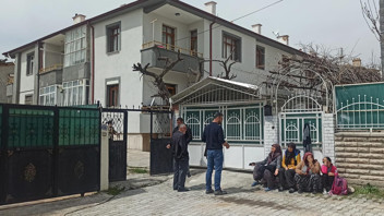 3.2'lik depreme dayanamadılar: 2 bina apar topar tahliye edildi