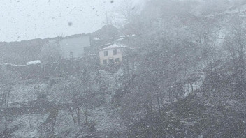 Nisan ayının ortasında kış havası: Lapa lapa kar yağdı