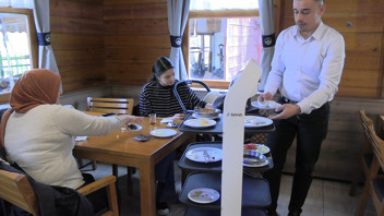 Garsonları işsiz bırakacak robotlar işbaşı yaptı! Sipariş alıp, servis yapıyor