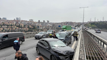 İstanbul'da zincirleme kaza: 6 araç birbirine girdi, viyadük trafiğe kapandı