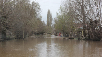 Baraj taştı, Kızılırmak bir köyü yuttu: Evlerinde mahsur kaldılar!