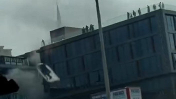 İstanbul'da plazada korku dolu anlar: Çatıda kurtarılmayı beklediler