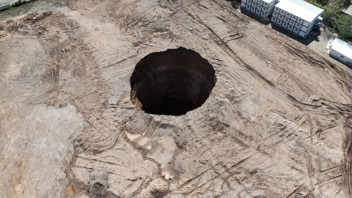 Dev projenin şantiyesinde obruk paniği! 45 metrelik çukur oluştu