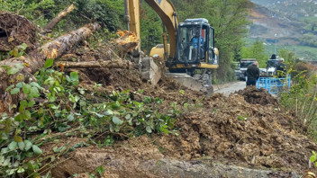 Trabzon'da heyelan paniği: Mahalle yolu ulaşıma kapandı