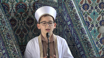 9 Yaşındaki minik çocuk binlerce kişiye ilk hutbesini okudu