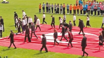 23 Nisan kutlamalarında ''Türk Bayrağı'na basıp geçtiler'' iddiası ortalık karıştırdı!