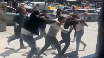 Kavgaya müdahale eden esnafa kabusu yaşattılar