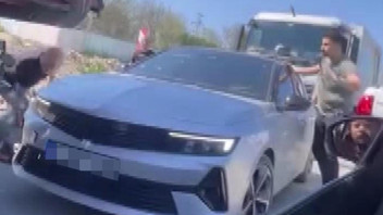 İstanbul'da polisten kaçan şüpheli trafiğe takıldı: Lastikleri indirdiler!