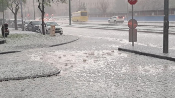 Yarım saat süren dolu hayatı felç etti! Sokaklar beyaza büründü