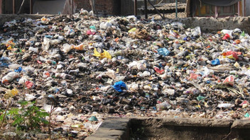 Çöplükte hurda ararken hazine buldu! Gözlerine inanamadı