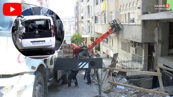 İstanbul korku dolu anlar: Yokuşta kayan iş makinesi ortalığı savaş alanına çevirdi