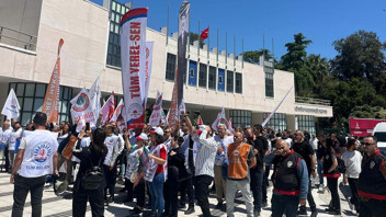 Dört belediyenin memurları, iş bırakıp CHP il binasına yürüdü