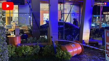 İstanbul'da dehşet anları kamerada! Otomobil kafeye daldı, müşteriler canını zor kurtardı