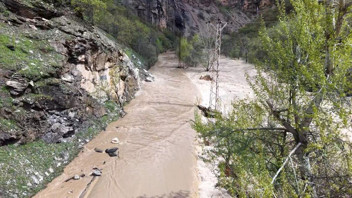 Munzur Çayı taştı; kara yolu trafiğe kapandı