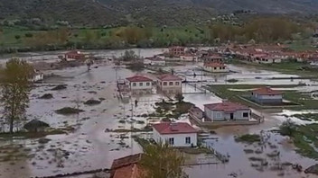 Sağanak felakete dönüştü: Yollar çöktü, tarım arazileri sulara gömüldü