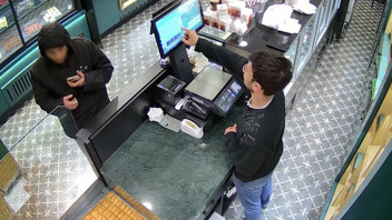 İstanbul'da bir pastanede akılalmaz anlar... Tatlısını yiyip tehdit etti