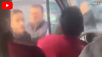 Trafikte yine yol verme terörü! Sürücünün önünü kesip saldırdılar!