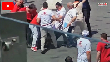Taksim'de gündüz vakti dehşet: Dönerciden kovulunca şantiyeden kazma alıp esnafa saldırdılar