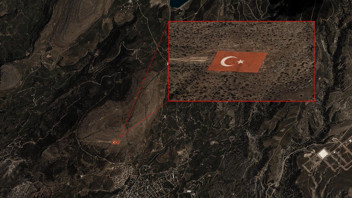 Türkiye'nin uzaydaki gözü, dev Türk bayrağını fotoğrafladı
