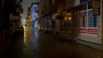 Sokak arasında aracın altında kalan 4 yaşındaki minik kızı arkadaşları kurtardı