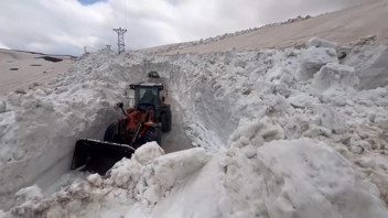 Mayıs ayının sonunda kıştan kalma görüntüler: 7 metre kar var!