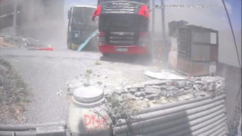 İstanbul'da feci kaza: Freni tutmayan İETT otobüsü TIR'a çarptı