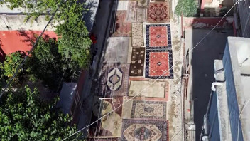 8 aydır bitmeyen çile: Mahalleli sokağı halılarla donattı!