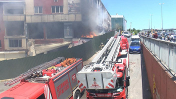 E-5 kenarındaki binada yangın paniği: Trafik kilitlendi!