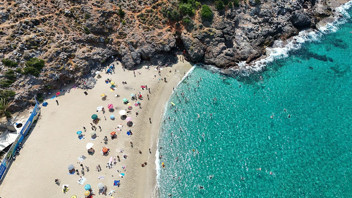 Hava 33, deniz 29 dereceyi gördü! Dünyaca ünlü sahile tatilci akını