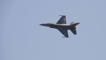 Yunanistan'ın F-16 savaş uçağı alev aldı