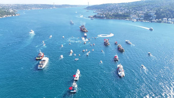 İstanbul Boğazı'nda 253 teknelik dev kortej