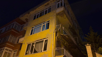 İstanbul'da korkutan çökme! Gece vakti evsiz kaldılar