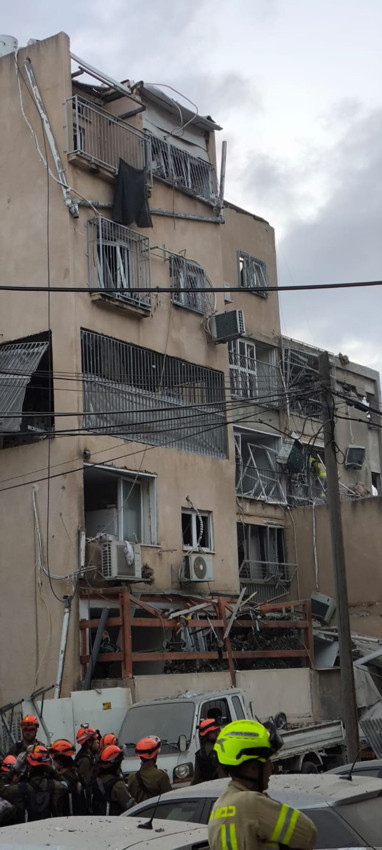 İran-İsrail savaşı 4'üncü gününde; enerji tesislerine saldırı anı kamerada - Resim: 2