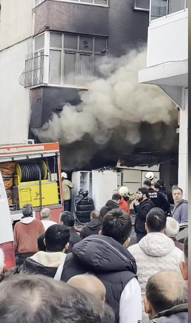 İstanbul'da korkutan yangın! Mahsur kalanlar duvarı delerek hayata tutunabildi! - Resim: 3