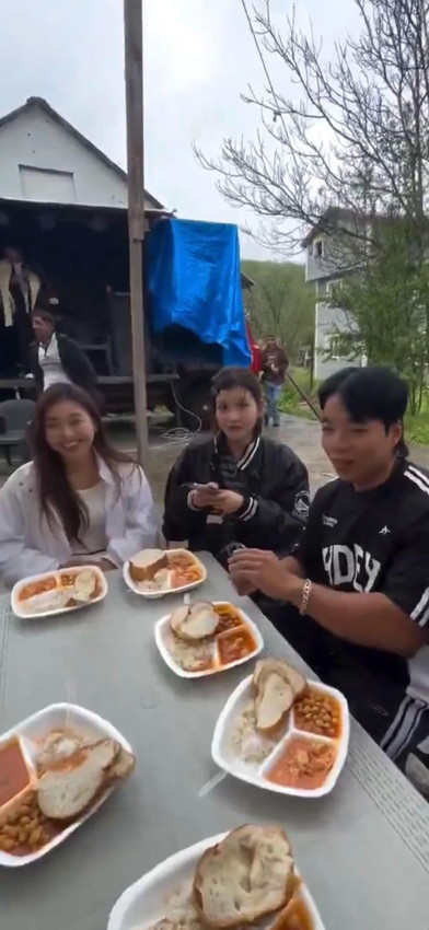 Koreli turistleri hem düğüne çağırdılar hem de paralarını aldılar - Resim: 1