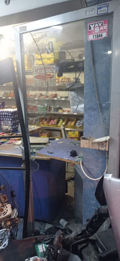 Trafikte kamikaze saldırısı gibi kaza: tüm hızıyla markete daldı; yaralılar var - Resim: 3