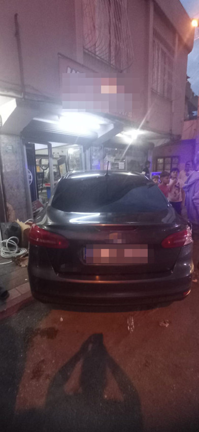 Trafikte kamikaze saldırısı gibi kaza: tüm hızıyla markete daldı; yaralılar var - Resim: 4