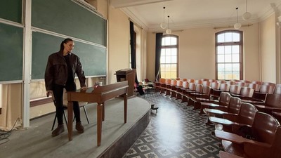 Güzel oyuncu Fahriye Evcen yıllar sonra yeniden üniversiteli oldu