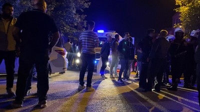 Çocukların kavgası meydan muharebesine döndü: Yüzlerce kişi sopalarla birbirine girdi