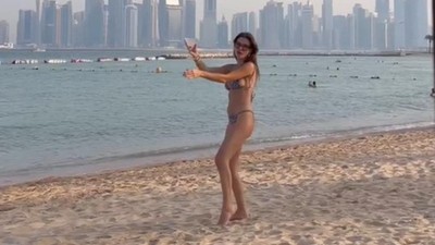 Yüsra Geyik'in yaz tatilindeki denize sıfır garip dansına kimse anlam veremedi