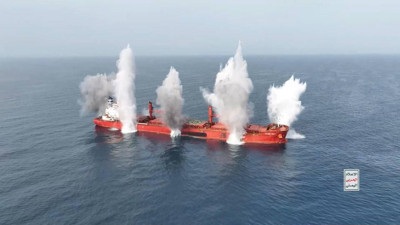 Kızıldeniz'de saldırıya uğrayan dev gemi böyle battı!