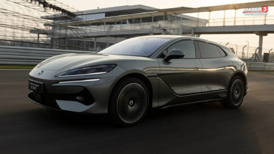 Uzay aracı değil, bir otomobil.... Dünyanın en sıradışı teknolojik elektrikli otomobili asfalta indi