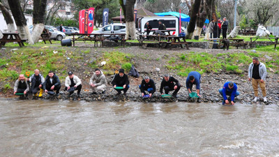 Onlar Türkiye'nin altın avcıları: Sosyal medyada örgütlenip dere kenarında buluştular