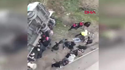 Özel halk minibüsü üst geçide çarptı: Ölü ve yaralılar var