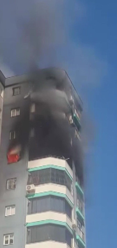 Apartmanın 10'uncu katında yangın çıktı, polis havaya ateş açmak zorunda kaldı - Resim: 2