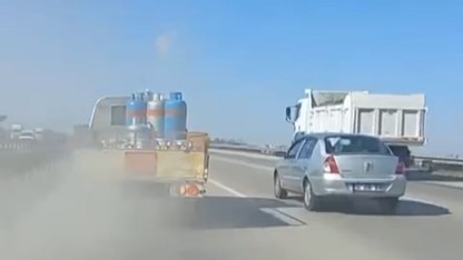 Trafikte tüp yüklü kamyon korku saçtı; o anlar kamerada