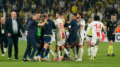 Fenerbahçe - Samsunspor maçı sonrasında futbolcular birbirine girdi