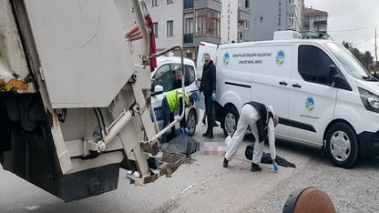 Çöp kamyonu yaşlı adamı ezerek öldürdü; korkunç kaza kamerada!