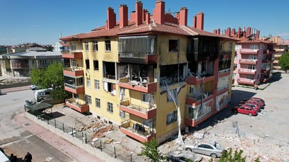 Ortalık savaş alanına çeviren sorumsuzluk: 13 kişi yaralandı, onlarca kişi evsiz ve araçsız kaldı!